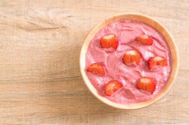 çilek smoothies kase