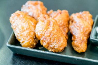 plaka üzerinde kızarmış tavuk