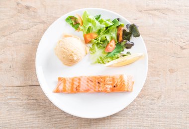 püre patates ve sebze ızgara somon biftek