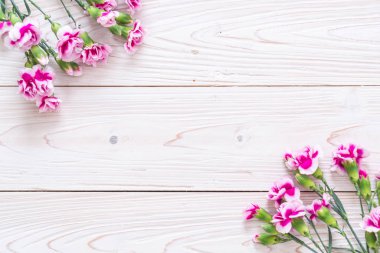 ahşap arka plan üzerinde pembe bahar çiçek