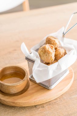 Derin kızarmış Yengeç kabuk Roll 