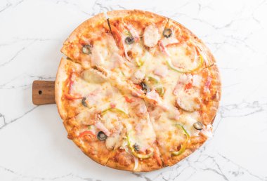 Salam ve sosis pizza