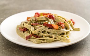 ıspanak fettuccini makarna pastırma ile