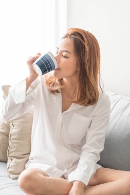 Asyalı kadın kahve içme