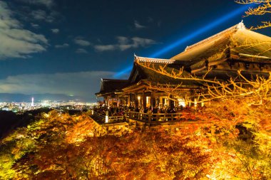 Sonbahar gece ışık saçtığını Kiyomizu-dera Tapınağı ve büyük vera