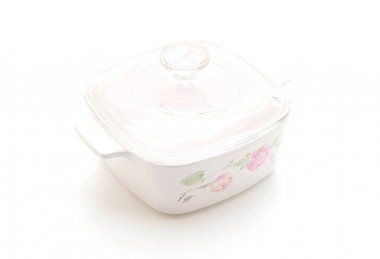 beyaz arkaplanda kase