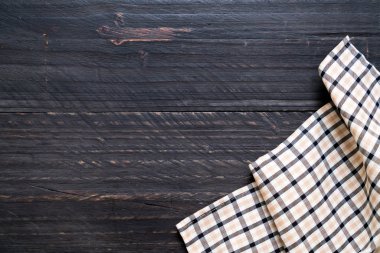 ahşap arka plan üzerinde mutfak bezi (peçete)
