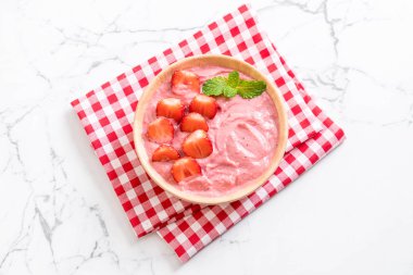 çilek smoothies kase