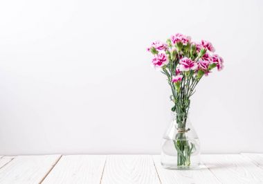 ahşap arka plan üzerinde pembe bahar çiçek