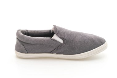 Beyaz arka planda gri spor ayakkabı 