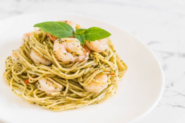 makarna spagetti pesto yeşil ve karides