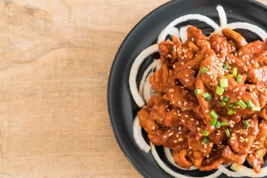 Baharatlı Kore soslu (bulgogi kızarmış domuz eti)