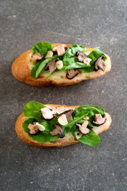 ekmek roket ve shiitake mantar