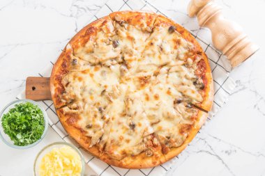 mantarlı pizza miso sosu ile