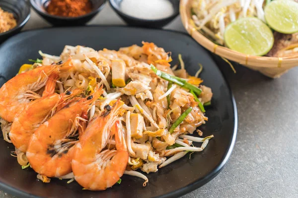 Thai gebratene Nudeln "Pad Thai" mit Garnelen — Stockfoto