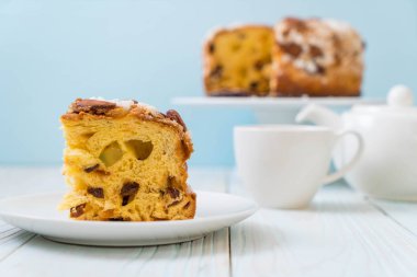 badem ile kuru üzüm Ekmek pasta