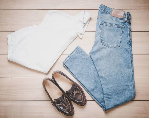 Roupa para homens no fundo de madeira — Fotografia de Stock