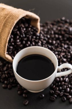 Kahve fincanı ve fasulye