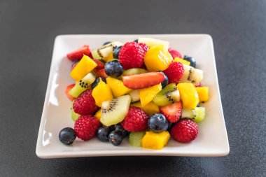 karışık taze meyve (çilek, ahududu, yaban mersini, kivi, mang