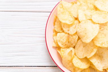 patates cipsi plaka üzerinde