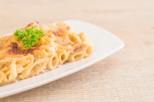 Gebakken penne pasta met kaas en ham — Stockfoto