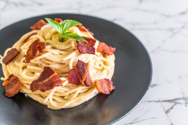 Spagetti krem peynir pastırma ile