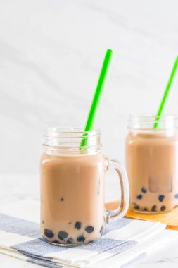 Köpüklü sütlü çay