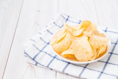 patates cipsi plaka üzerinde