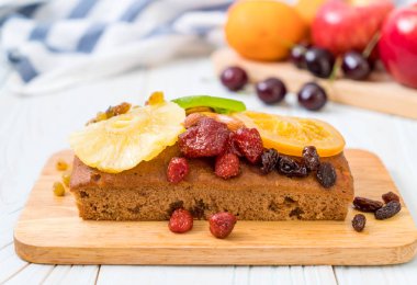 Ahşap üzerine meyveli kek