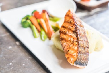 püre patates ve sebze somon biftek