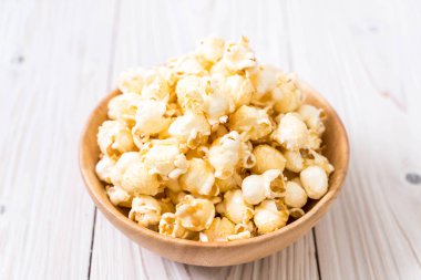 Ahşap üzerine tatlı patlamış mısır