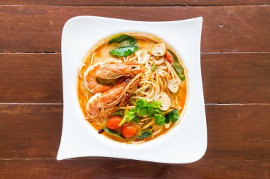 karides acılı spagetti (tom yum kung)