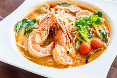 karides acılı spagetti (tom yum kung)