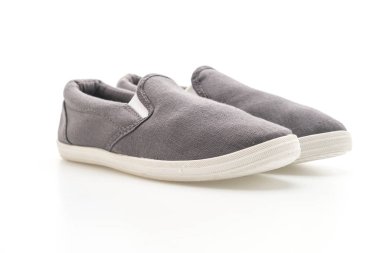 Beyaz arka planda gri spor ayakkabı 