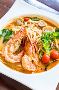karides acılı spagetti (tom yum kung)