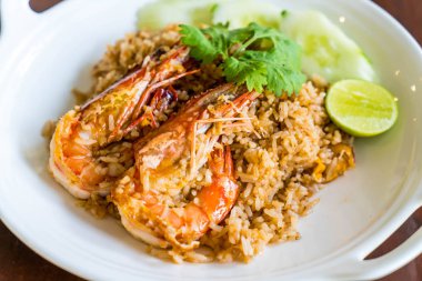 Kızarmış karidesli pilav yapıştırın