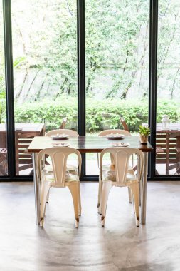 Boş masa ve sandalye