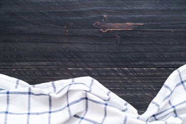 ahşap arka plan üzerinde mutfak bezi (peçete)