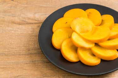 Trabzon hurması tabağa dilimlenmiş