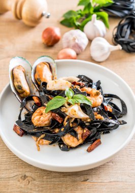 siyah spagetti veya deniz ürünleri ile makarna