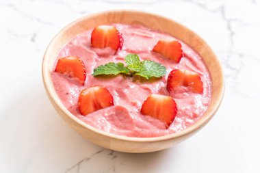 çilek smoothies kase