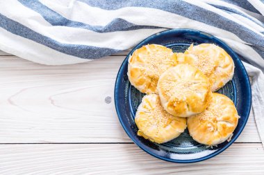 Asya tarzı ev yapımı elma pasta 