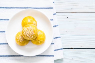 Çin böreği veya moon kek mung fasulye ezmesi ve tuz ile doldurulmuş