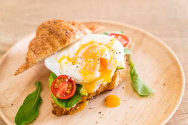 Yumurta Benedict avokado, domates ve salata ile 