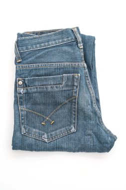 Beyaz arka plan üzerinde katlanmış kot