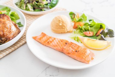 püre patates ve sebze ızgara somon biftek