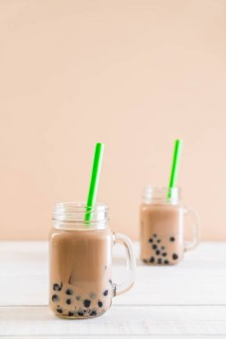 Köpüklü sütlü çay