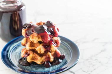 yaban mersini sosu ile waffle 