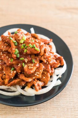 Baharatlı Kore soslu (bulgogi kızarmış domuz eti)