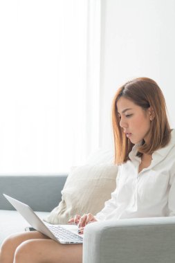 Asyalı kadın evde çalışma 